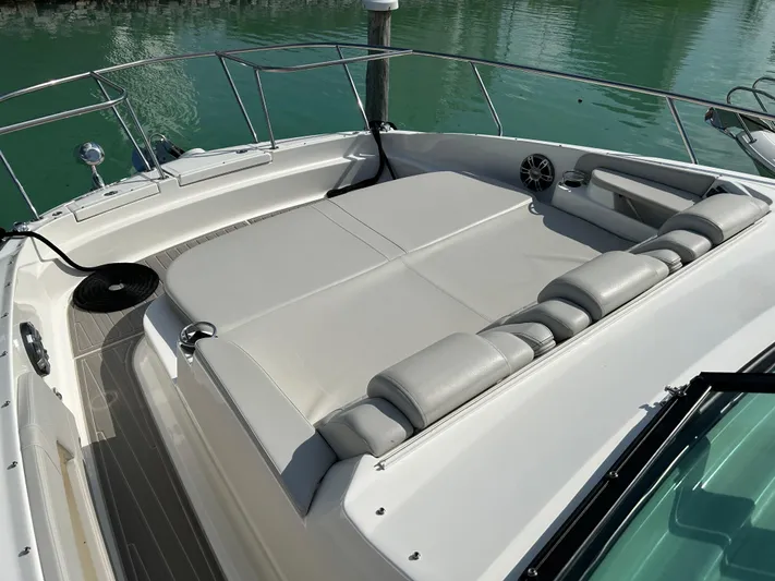 2023 Sea Ray 320 Sundancer @ Canucn Yacht Photos Pics 2023 Sea Ray Sundancer 320 boat with spacious sunbathing deck and luxurious seating.