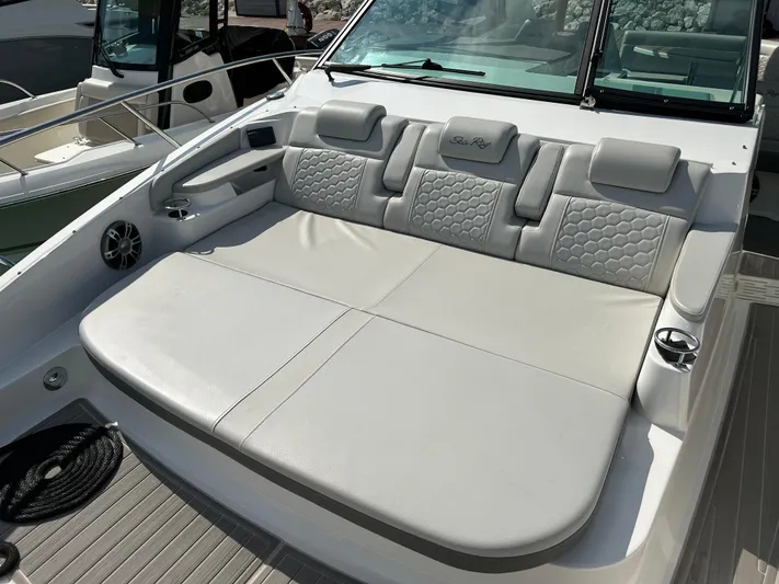 2023 Sea Ray 320 Sundancer @ Canucn Yacht Photos Pics 2023 Sea Ray Sundancer 320 boat with luxurious seating and modern design.