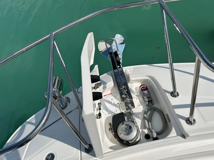 2023 Sea Ray 320 Sundancer @ Canucn Yacht Photos Pics 2023 Sea Ray Sundancer 320 anchor system on turquoise water.