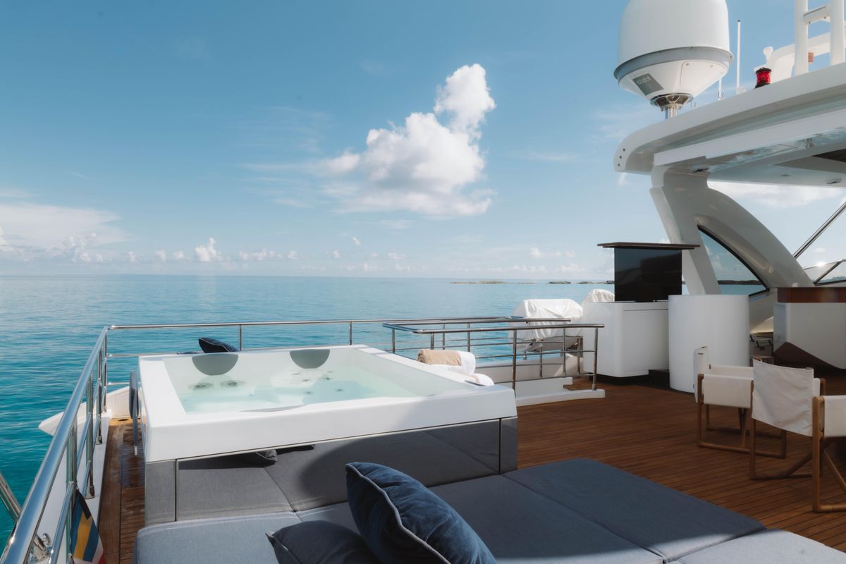2023 Azimut 102 