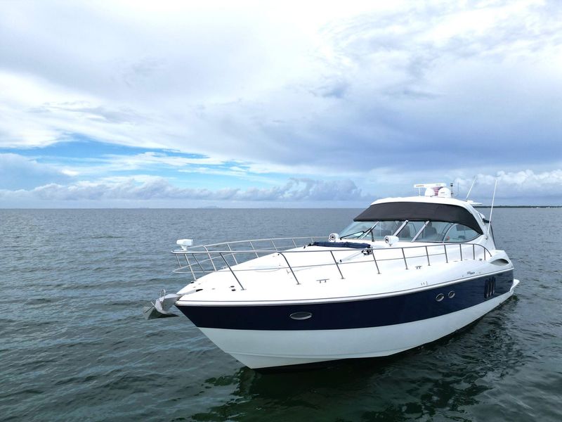 2005 Cruisers Yachts 520 Express