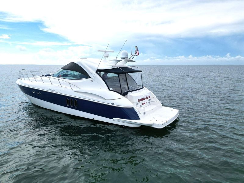 2005 Cruisers Yachts 520 Express