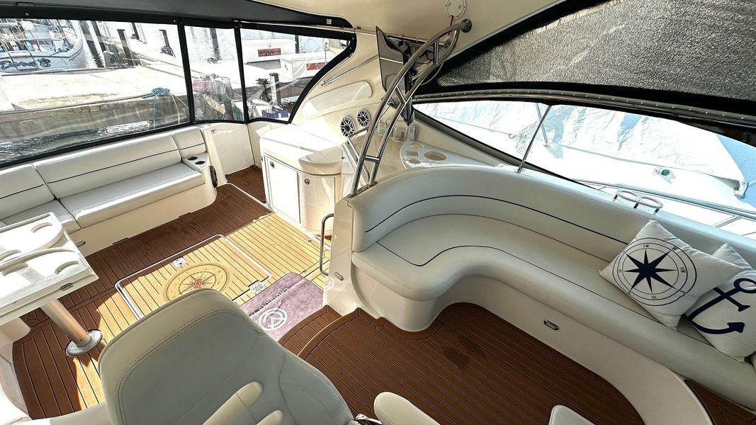 2005 Cruisers Yachts 520 Express