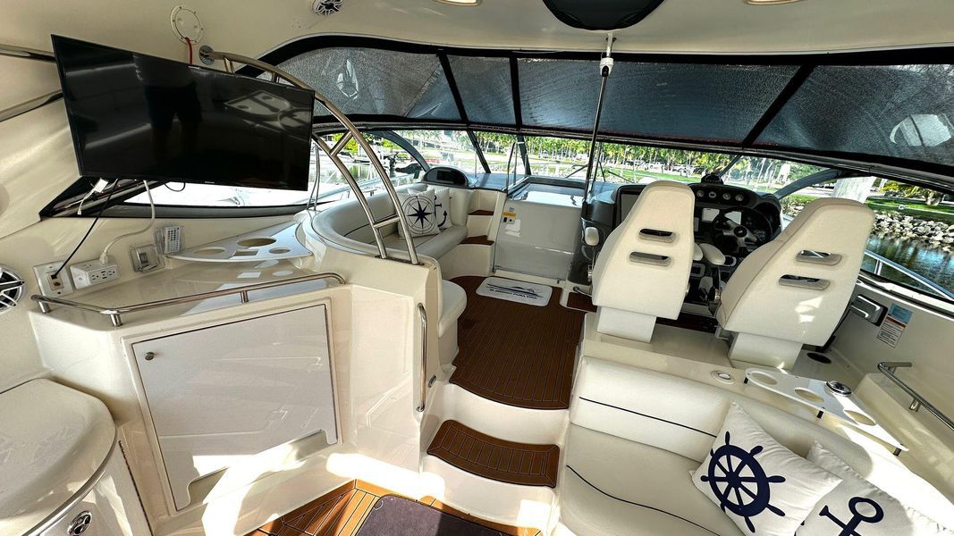 2005 Cruisers Yachts 520 Express