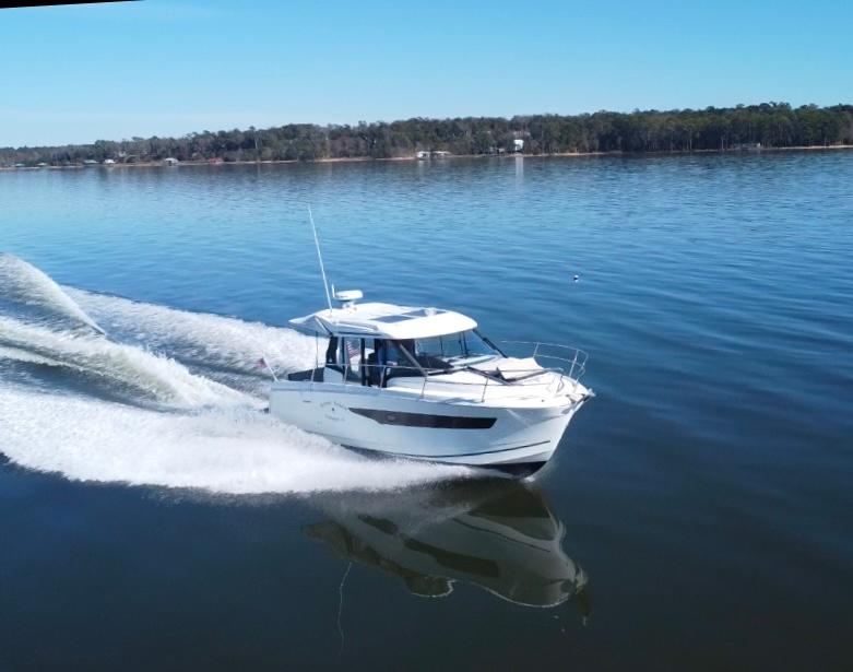2021 Jeanneau NC Weekender 895 Express Cruiser for sale