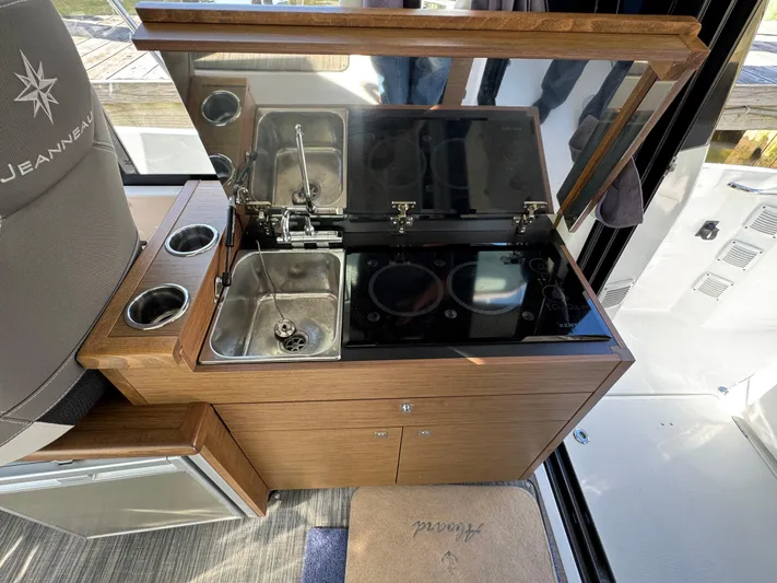 Roamin' Holiday Yacht Photos Pics 