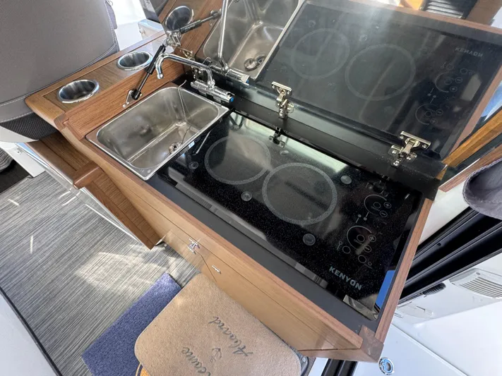 Roamin' Holiday Yacht Photos Pics 