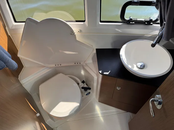 Roamin' Holiday Yacht Photos Pics 