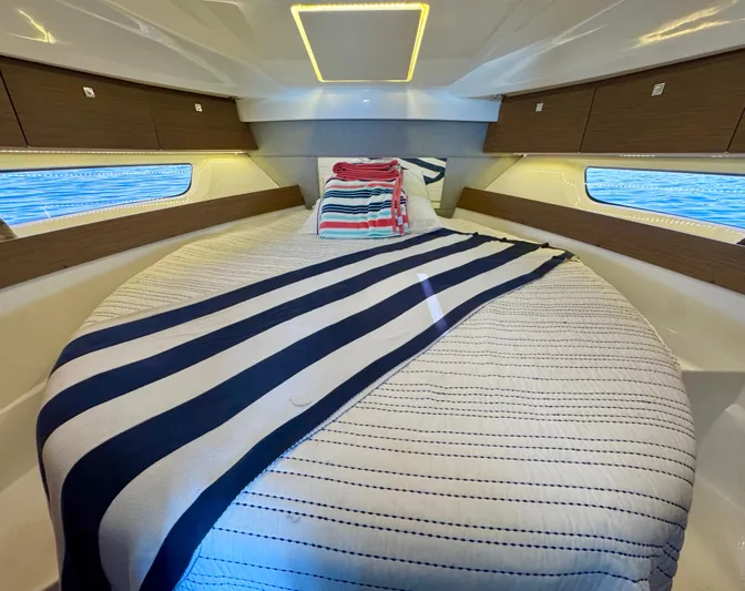 Roamin' Holiday Yacht Photos Pics 