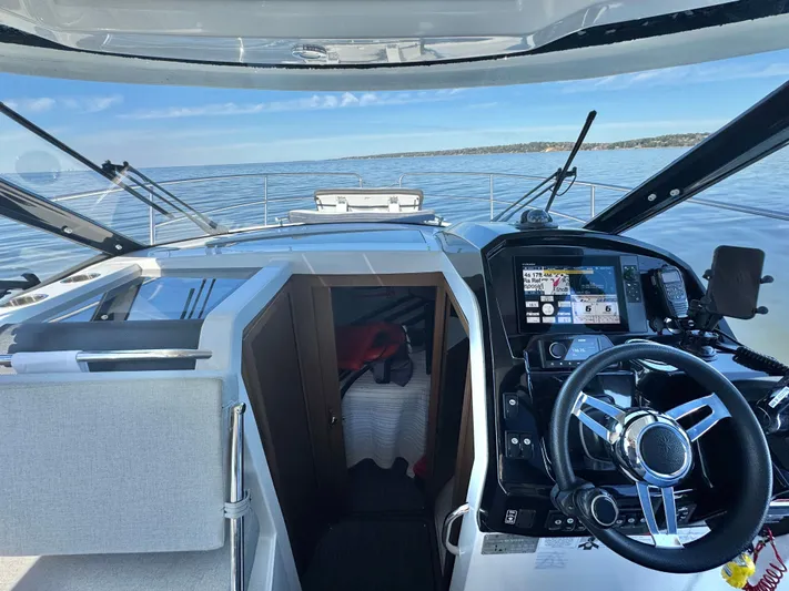 Roamin' Holiday Yacht Photos Pics 