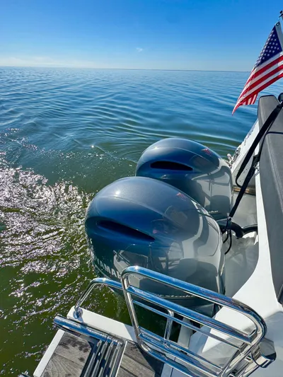 Roamin' Holiday Yacht Photos Pics 