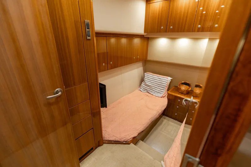 Barefoot Drive Yacht Photos Pics 2008 Viking 64 Enclose Bridge- Guest Stateroom