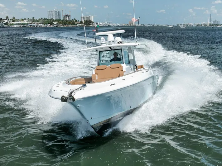 Mo Jack Yacht Photos Pics 2022 HCB Lujo boat cruising swiftly on open water, creating a dynamic wake.