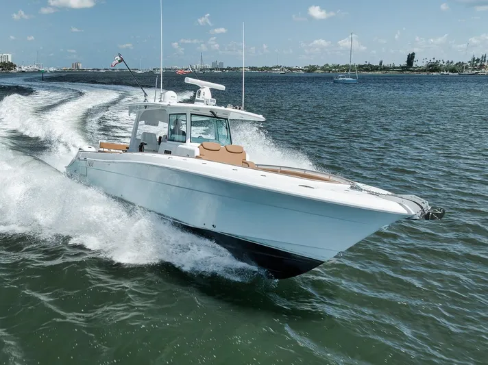 Mo Jack Yacht Photos Pics 2022 HCB Lujo boat cruising on open water, creating a dynamic wake.