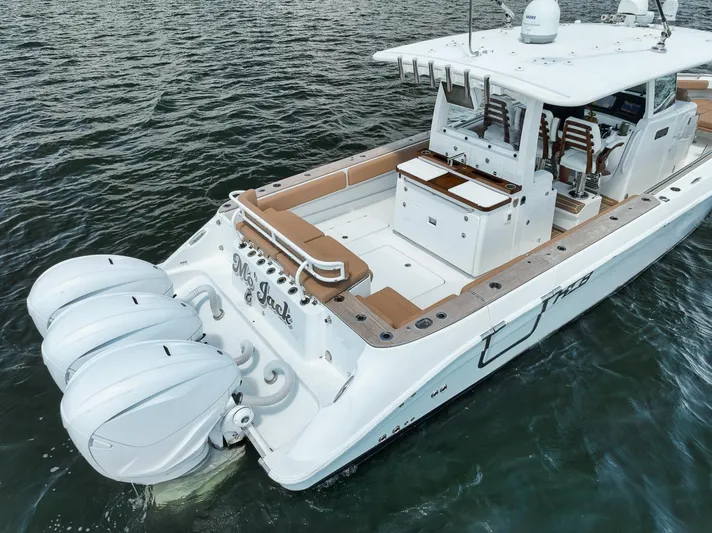 Mo Jack Yacht Photos Pics HCB Lujo 2022 boat with triple engines on water, featuring spacious deck and seating.