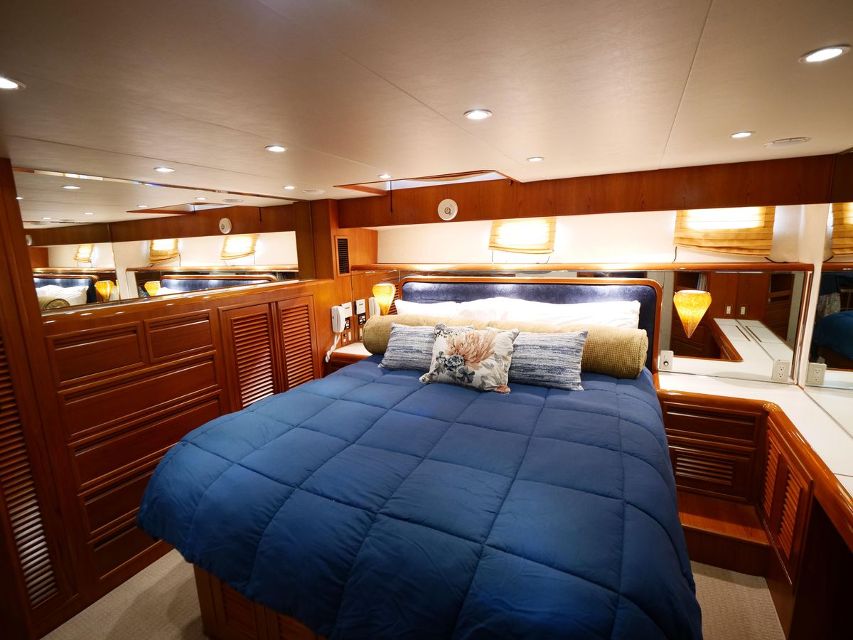 2000 Offshore Yachts 62 