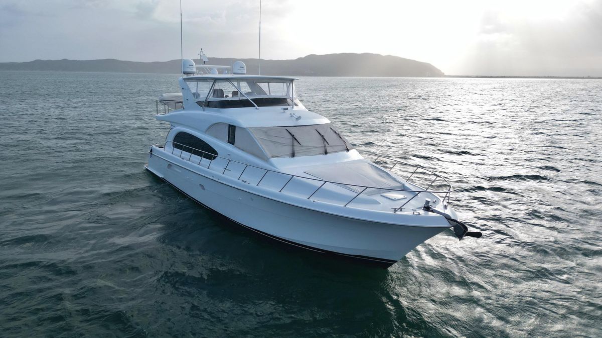 2006 Hatteras 64 