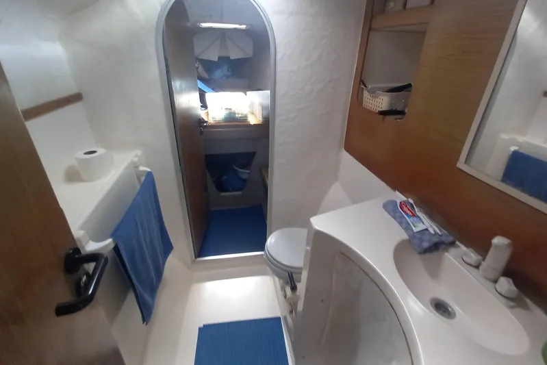 Dreamteam Yacht Photos Pics Bathroom interior of 1993 Fountaine Pajot Antigua 37 catamaran, featuring sink and toilet.