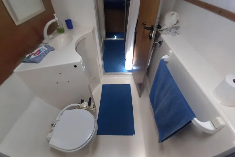 Dreamteam Yacht Photos Pics Bathroom interior of 1993 Fountaine Pajot Antigua 37 catamaran, featuring sink and toilet.