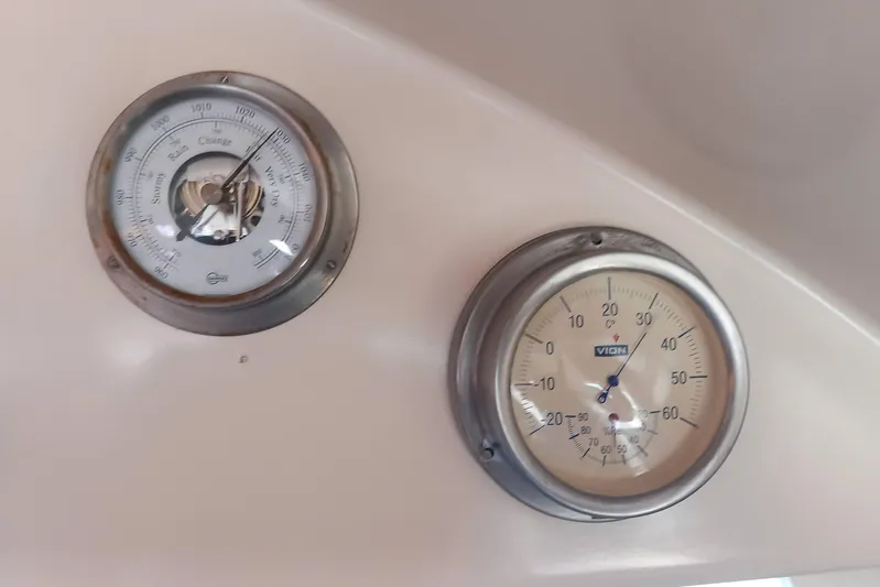 Dreamteam Yacht Photos Pics Gauges on a 1993 Fountaine Pajot Antigua 37, displaying pressure and temperature readings.