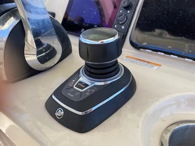  Yacht Photos Pics 2019-Boston-Whaler-330-Outrage-MarineMax-Yacht-Center