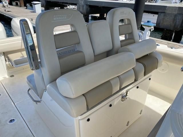 2019 Boston Whaler 330 Outrage