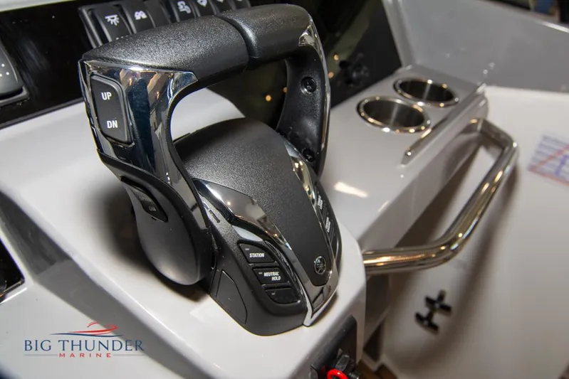  Yacht Photos Pics Throttle control of 2022 Jeanneau Leader 10.5 boat with cup holders and handle.