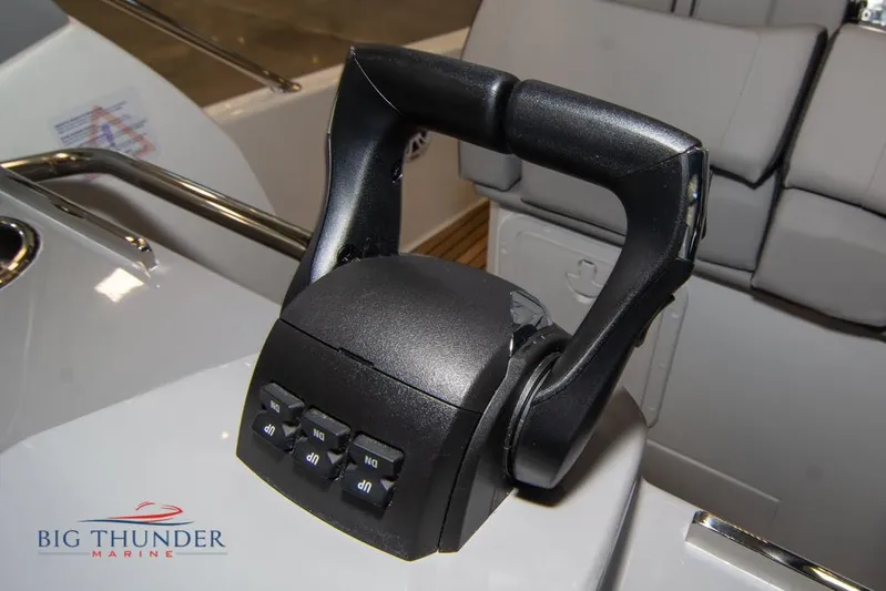  Yacht Photos Pics Throttle control of 2022 Jeanneau Leader 10.5 boat, featuring ergonomic design and control buttons.