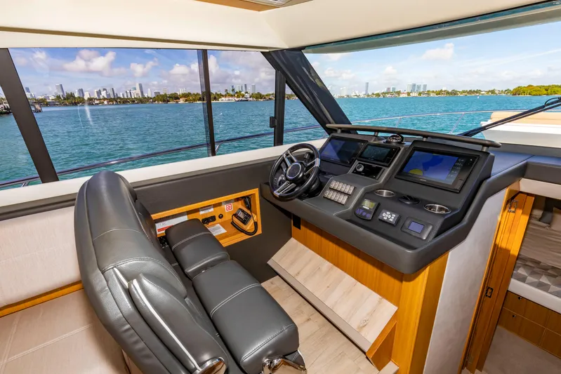 Ipanema Yacht Photos Pics 