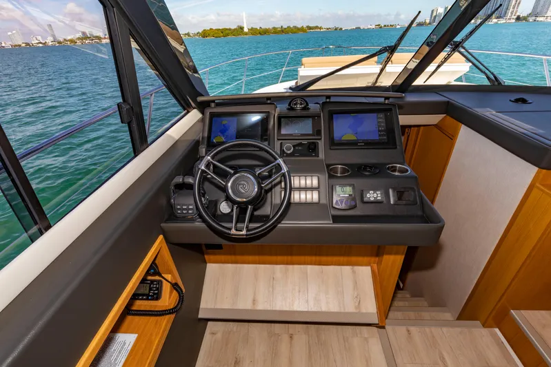 Ipanema Yacht Photos Pics 