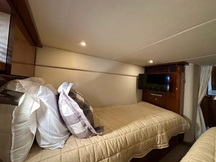  Yacht Photos Pics 2009 Sea Ray 48 Sundancer cabin with cozy bed and TV.