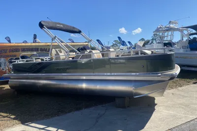 Avalon Luxury Pontoons VENTURE 85 REAR FISH TRITOON