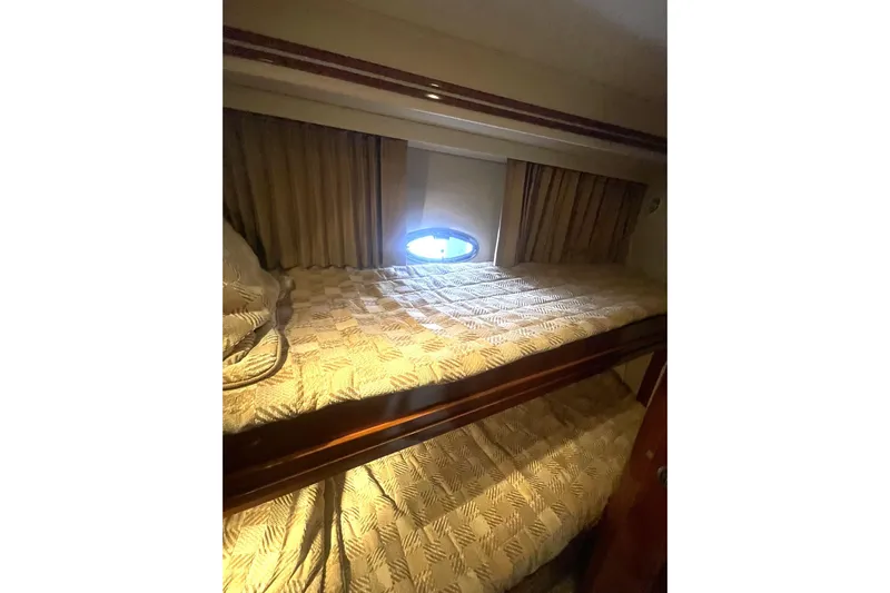 Sea Spirit Yacht Photos Pics Bunk beds in 2004 Carver 570 Voyager Pilothouse cabin with window and curtains.