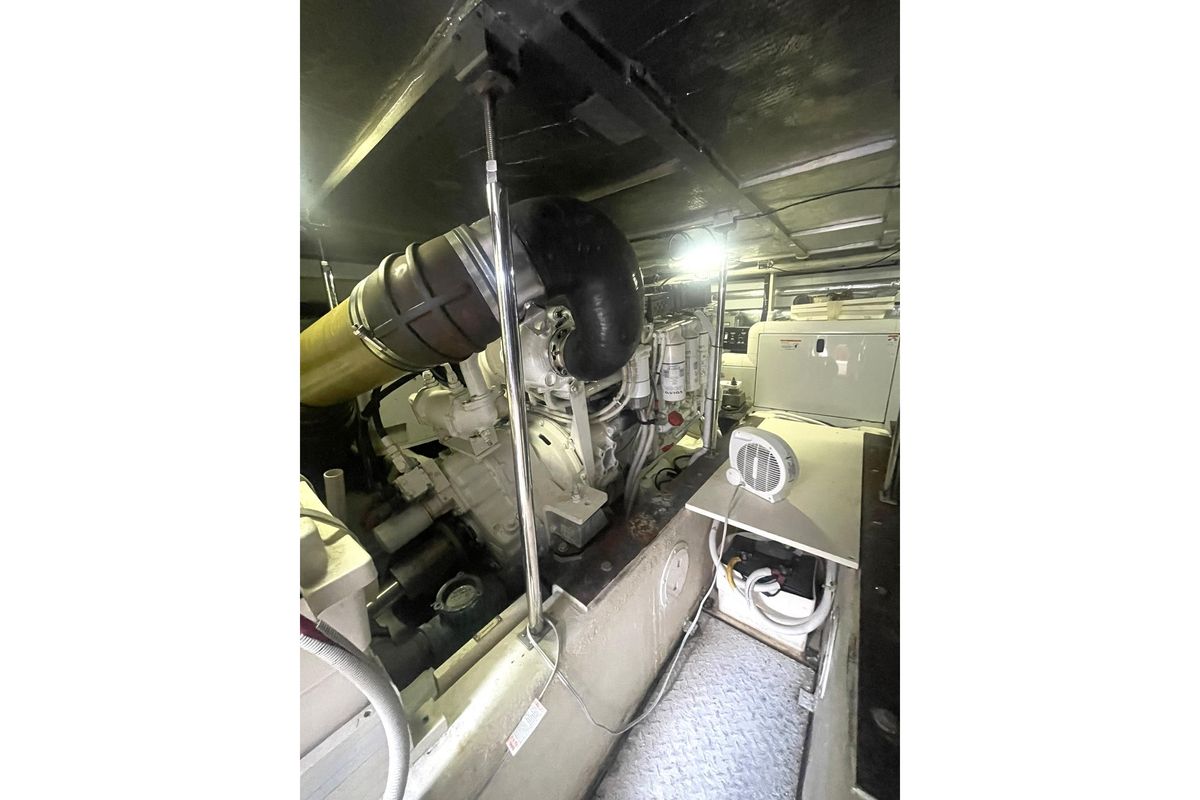 2004 Carver 57 