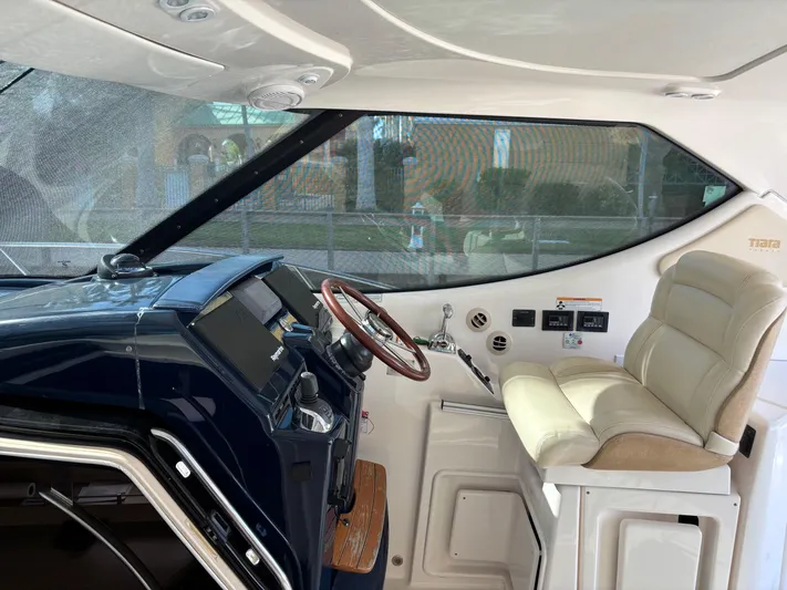 Cruise Prop Too Yacht Photos Pics 2010 Tiara Yachts 3900 Sovran helm with leather seat and navigation controls.