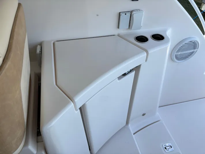 Cruise Prop Too Yacht Photos Pics Interior detail of 2010 Tiara Yachts 3900 Sovran, featuring a sleek white console.