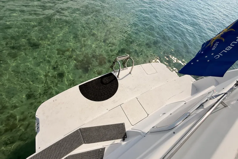  Yacht Photos Pics 1998 Silverton 40 Convertible boat deck with clear water view and flag.