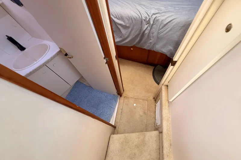  Yacht Photos Pics 1998 Silverton 40 Convertible interior with bathroom and bedroom view.