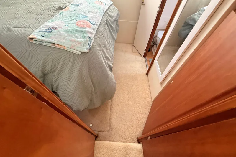  Yacht Photos Pics Interior of 1998 Silverton 40 Convertible yacht with cozy bedroom and bathroom.