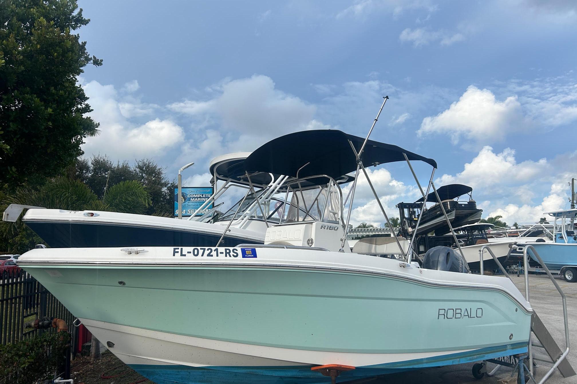 Robalo R180 Center Console