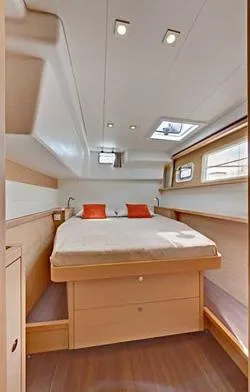 Panui Yacht Photos Pics 2019 Lagoon 450S yacht cabin with double bed, skylight, and modern wood finish.
