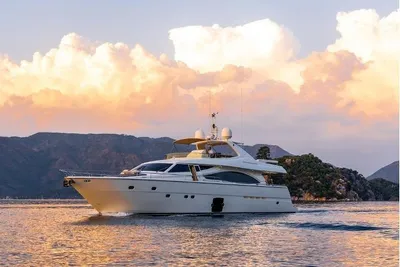 Ferretti Yachts 830