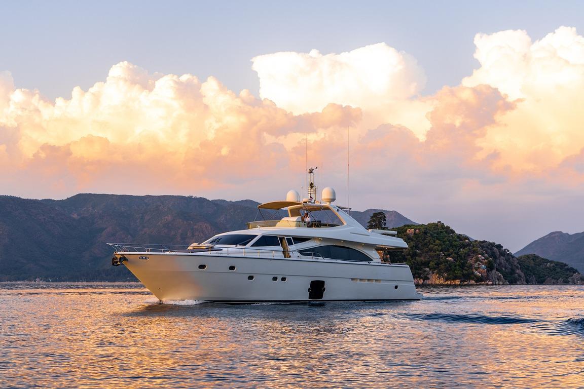 2005 Ferretti Yachts 830