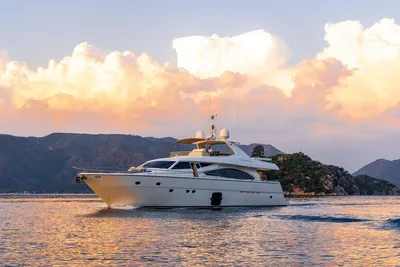 2005 Ferretti Yachts 830