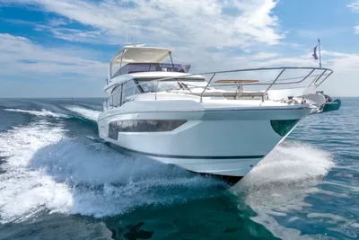 Prestige 590 Flybridge Cruiser