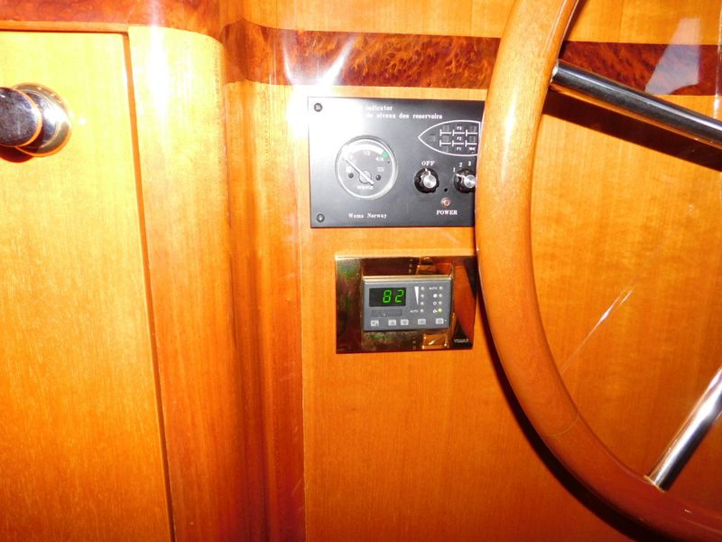 2005 Hampton 558 Pilothouse