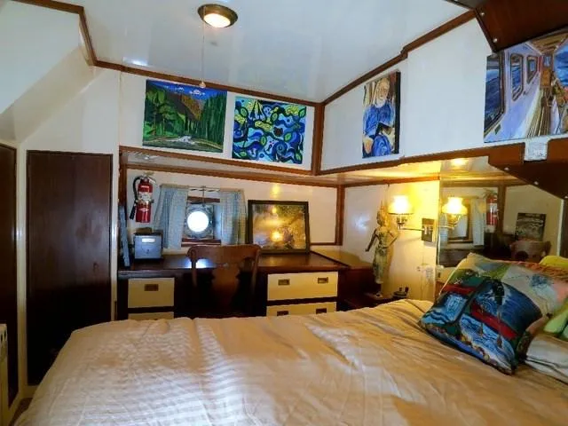 Orina Yacht Photos Pics Cozy 1971 Southern Marine MALAHIDE Pilothouse LRC cabin with art, desk, and bed.