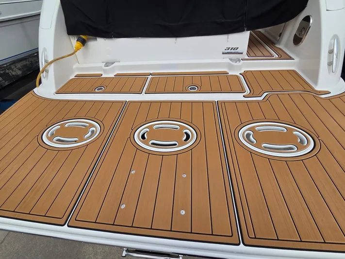 Josh'd Yacht Photos Pics Teak deck of 2010 Sea Ray Sundancer 310 boat.
