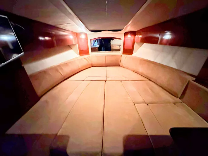 Josh'd Yacht Photos Pics Interior of 2010 Sea Ray Sundancer 310 yacht cabin.