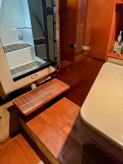 Josh'd Yacht Photos Pics Interior of Sea Ray Sundancer 310 yacht, year 2010.